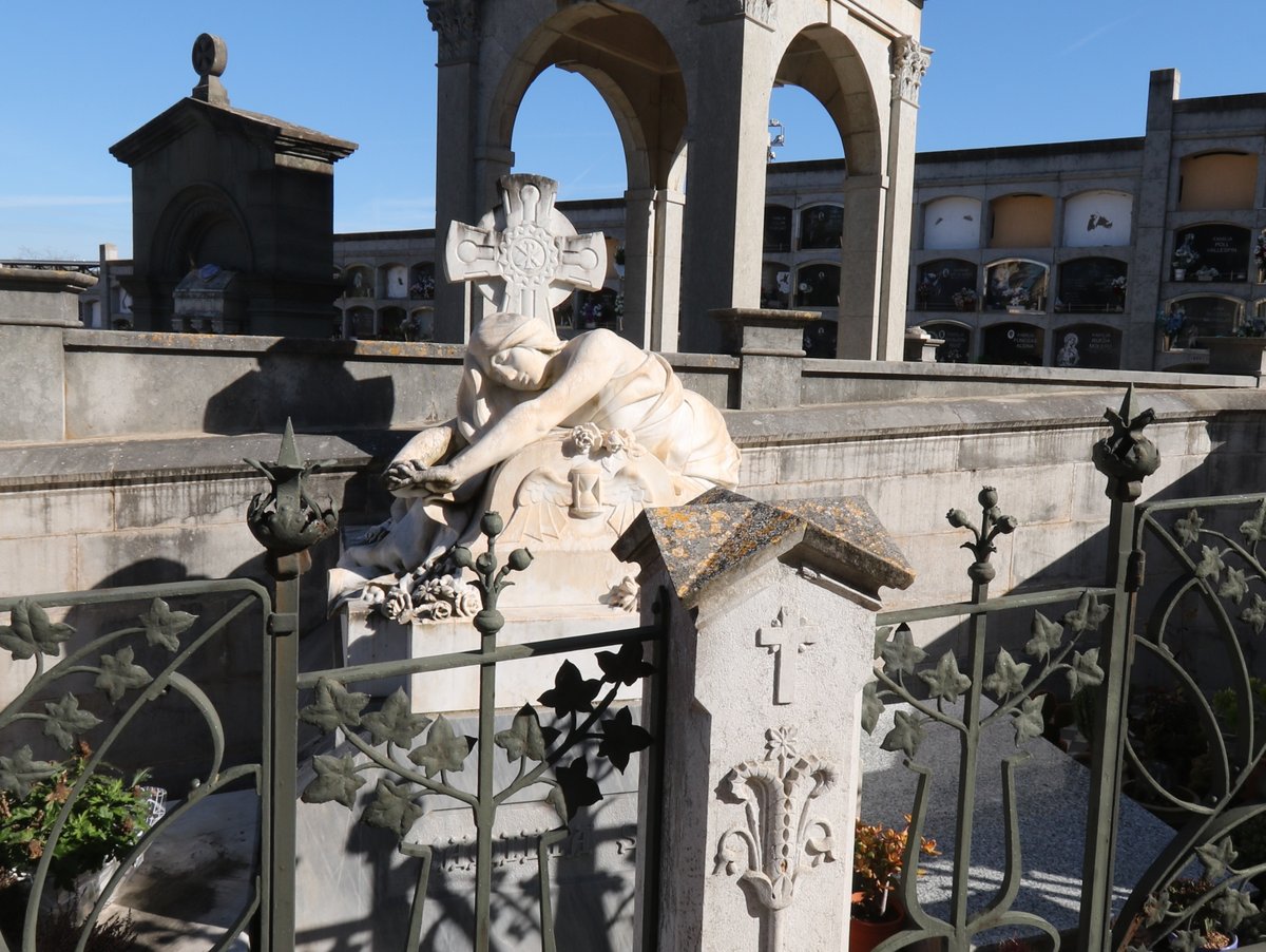 The Pantheon of the Sibils Family (1880), sculpture by Rafael Atché