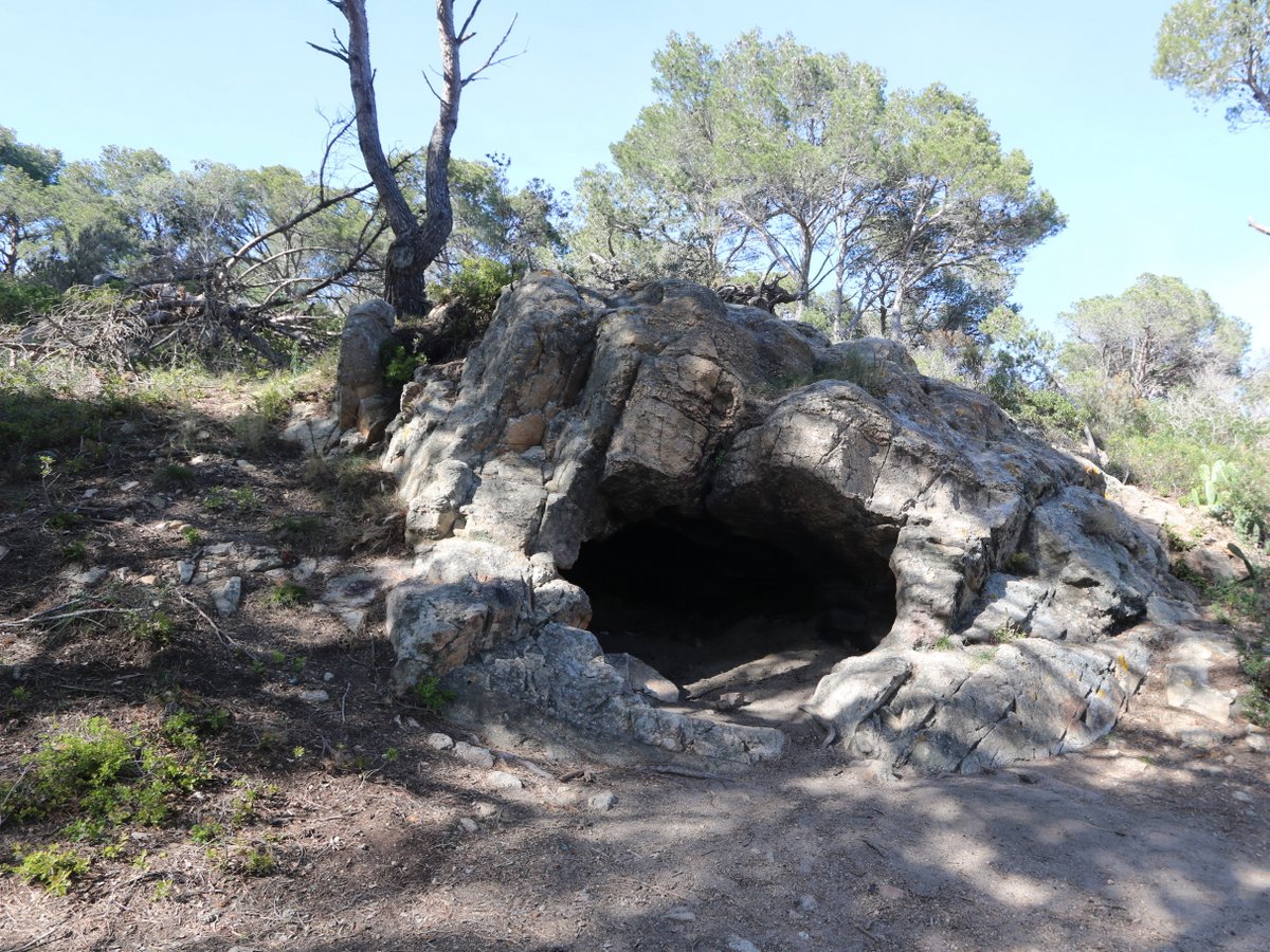 Palamós. The Cave of Cala Senià