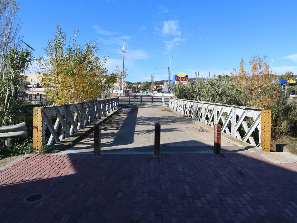 The Clock Bridge (Pont del Rellotge), moved to Palamós from Girona, can be found next to the stadium Estadi Palamós-Costa Brava.