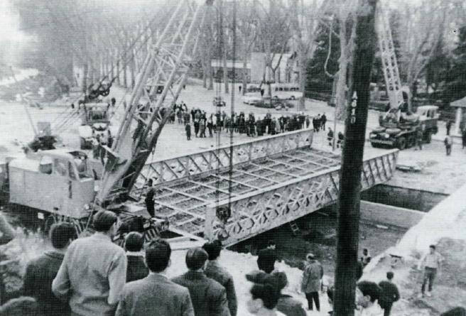 The dismantling of the Clock Bridge (Pont del Rellotge) in Girona, 1963